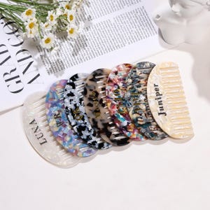 Peine de pelo de tortuga con iniciales personalizadas, peine de acetato de media luna, peine de bolsillo portátil de dientes anchos, regalo para dama de honor, boda, despedida de soltera