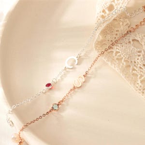 Pulsera personalizada con inicial de piedra de nacimiento, delicada pulsera con letra y piedra de nacimiento, pulsera para mamá con iniciales de niños, regalo de cumpleaños para ella, regalo para mamá