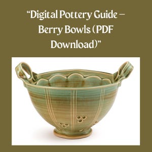 Puede incluir: Un cuenco de cerámica verde y marrón hecho a mano con dos asas. El cuenco tiene un borde festoneado y líneas verticales. El texto "Digital Pottery Guide - Berry Bowls (PDF Download)" está en la parte superior.