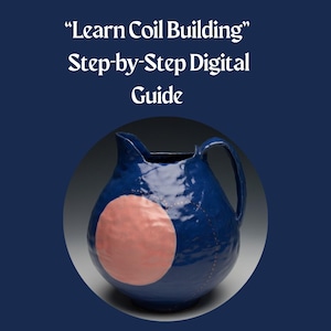 Puede incluir: Una jarra de cerámica azul oscuro con un diseño grande y redondo de color melocotón en el lateral. La jarra tiene un asa y un pico. El texto "Learn Coil Building" y "Step-by-Step Digital Guide" está en la parte superior.
