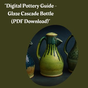 Puede incluir: La imagen muestra una guía digital de cerámica titulada "Glaze Cascade Bottle (PDF Download)". Se ven tres botellas de cerámica, cada una con un diseño único. La botella central es verde con un asa y un pico verde oscuro. Las otras botellas son azules y verdes.