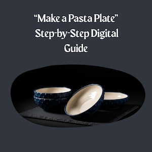 Puede incluir: Cuencos de pasta azul oscuro con exterior texturizado e interiores color crema están dispuestos sobre una superficie oscura. La imagen incluye el texto "Make a Pasta Plate" Step-by-Step Digital Guide.