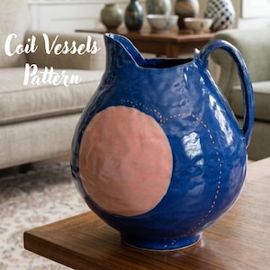 Op de afbeelding: Een diepblauwe keramische kan met een getextureerd oppervlak, voorzien van een groot, glad, lichtroze cirkelvormig accent aan de zijkant en een gebogen handvat. De tekst "Coil Vessels Pattern" staat in het wit linksboven in de afbeelding.