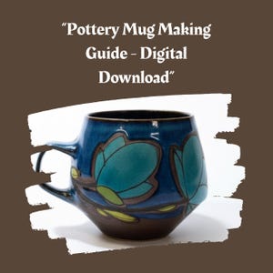 Könnte beinhalten: Eine blaue Keramiktasse mit einem floralen Design in Türkis und Braun. Die Tasse hat einen dunkelbraunen Boden und einen gebogenen Henkel. Der Text "Pottery Mug Making Guide - Digital Download" befindet sich oben im Bild.