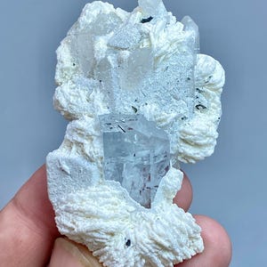 Himmelsblå akvamarinkristallprov: 252 karat rå mineralhelande sten