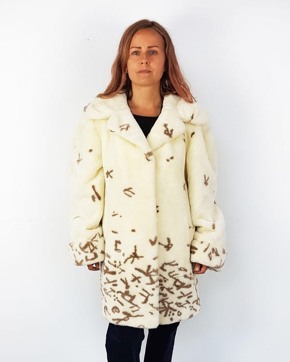 ヴィンテージの白いフェイクファーコート、ブラウンのパッチ付き