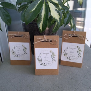 Sacchetti di semi di fiori da seminare come regalo per gli invitati a un matrimonio in occasione di un battesimo