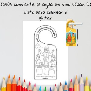 Könnte beinhalten: Eine schwarz-weiße, ausdruckbare Türhänger-Malvorlage mit einer Strichzeichnung von Jesus, der ein Wunder bei einer Hochzeit vollbringt. Der Text lautet 'Jesús trae un cambio lleno de alegría' und 'Jesús realiza su primer milagro en una boda'.