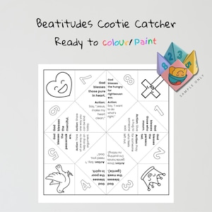 Puede incluir: Un atrapa-corazones de las Bienaventuranzas blanco, listo para colorear o pintar. El diseño incluye un corazón, una paloma, una corona y una cruz, con texto que describe las Bienaventuranzas. Un juego de papel plegado está en la esquina superior derecha.