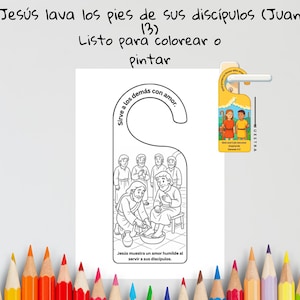 Op de afbeelding: Een zwart-wit kleurplaat in de vorm van een deurhanger met een afbeelding van Jezus die de voeten van zijn discipelen wast, met de tekst 'Sirve a los demás con amor' en 'Jesús muestra un amor humilde al servir a sus discípulos'.