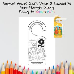 Puede incluir: Un colgador de puerta en blanco y negro con una ilustración bíblica. El texto dice "Samuel Hears God's Voice" y "Ready to colour/Paint". El diseño incluye un niño y el texto "Listen when God speaks."
