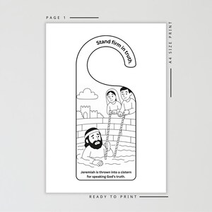 Op de afbeelding: Zwart-witte deurhanger met een bijbelse illustratie. De afbeelding toont een man in een waterput, met anderen erboven die touwen vasthouden. De tekst luidt "Standvastig in de waarheid" en "Jeremia wordt in een waterput geworpen omdat hij Gods waarheid sprak."
