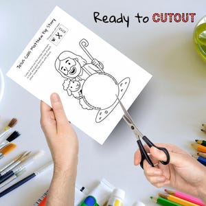 Puede incluir: Una ilustraci&oacute;n en blanco y negro titulada "Jesus Calls Matthew Flip Story" se est&aacute; recortando con tijeras. La imagen presenta un dibujo de Jes&uacute;s con una oveja, y el texto "Ready to CUTOUT".