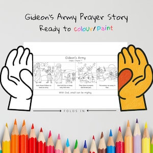 Pode incluir: Uma página de livro para colorir intitulada "Gideon's Army Prayer Story" com o texto "Ready to colour/Paint". A página apresenta uma história em quadrinhos ilustrando uma história bíblica, com texto e ilustrações. Uma fileira de lápis de cor está na parte inferior.