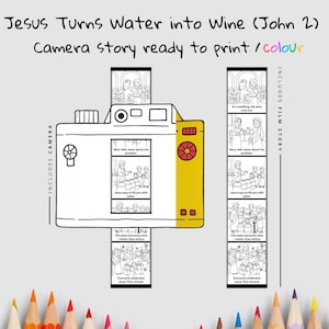 Puede incluir: Ilustración de una cámara negra y amarilla con el texto "Jesus Turns Water into Wine (John 2)" y "Camera story ready to print / colour". La cámara incluye una tira de película con ilustraciones.