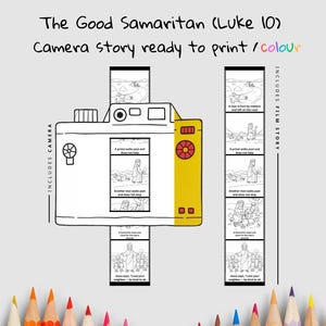 Peut inclure: Illustration en noir et blanc d'un appareil photo avec des bandes de film, représentant des scènes de l'histoire du Bon Samaritain. Le texte comprend "Camera story ready to print / colour" et des versets bibliques.