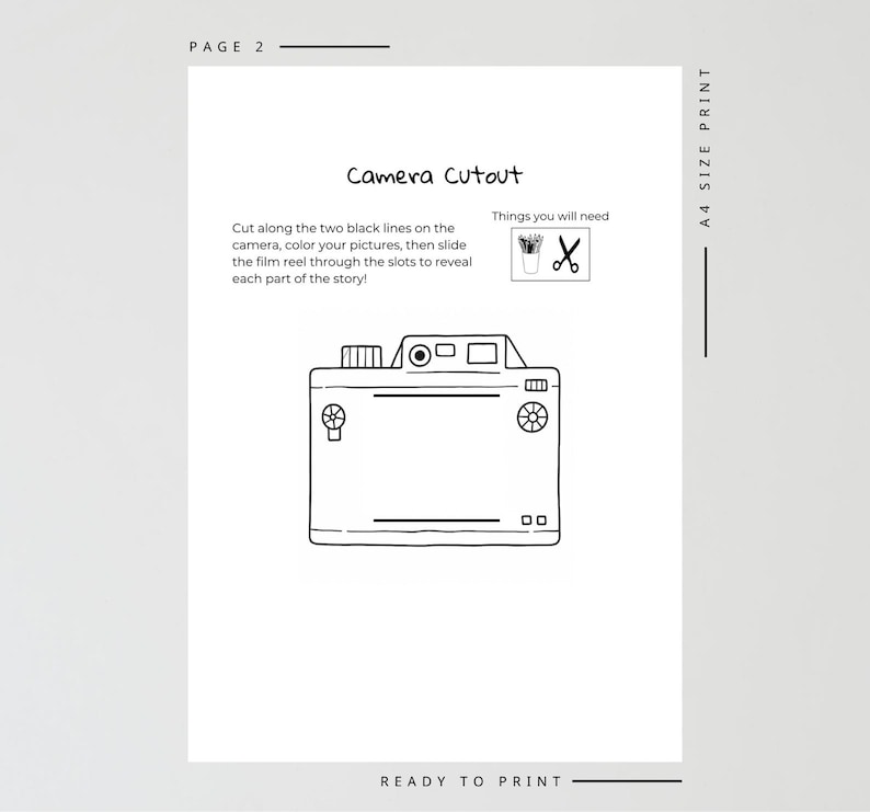 Pu&ograve; includere: Un disegno a tratto nero e bianco di un ritaglio di fotocamera su una pagina bianca. Il testo "Camera Cutout" &egrave; sopra l'illustrazione della fotocamera. Sono incluse anche le istruzioni e un elenco degli elementi necessari. La pagina &egrave; etichettata "Pagina 2" e "A4 SIZE PRINT".
