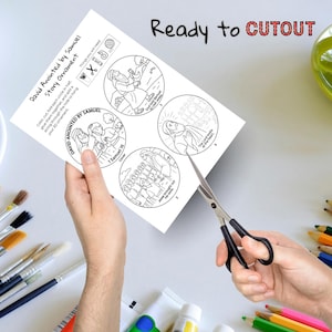 Puede incluir: Una hoja imprimible en blanco y negro para un "Adorno de historia David ungido por Samuel". La hoja incluye cuatro ilustraciones circulares con texto, instrucciones y las palabras "Ready to CUTOUT".