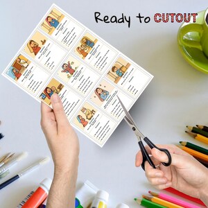 Puede incluir: Una hoja de papel con tarjetas ilustradas con preguntas y respuestas, sostenida por manos. El texto "Ready to CUTOUT" est&aacute; escrito en la parte superior. Las tijeras est&aacute;n cortando el papel. Una taza verde y l&aacute;pices de colores est&aacute;n en el fondo.