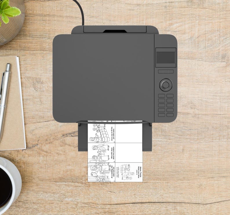 Puede incluir: Una impresora gris est&aacute; imprimiendo una imagen en blanco y negro con cuatro paneles. La impresora est&aacute; sobre una superficie de madera marr&oacute;n claro. Se ven un bol&iacute;grafo, un bloc de notas y una taza de caf&eacute;.