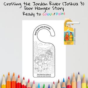 以下が含まれることがあります： 「Crossing the Jordan River (Joshua 3)」と「Ready to colour/Paint」のテキストが入ったドアハンガー。メイン画像は、水の中を歩く人々の白黒イラストで、「God stops the Jordan so Israel can enter the land.」というテキストが入っています。