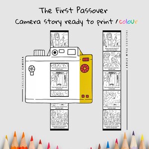 Pu&ograve; includere: Illustrazione di una fotocamera bianca e gialla con la scritta "The First Passover Camera story ready to print / colour". L'immagine include una striscia di pellicola con illustrazioni e testo. Sono presenti anche le parole "Includes Camera" e "Includes Film Story".