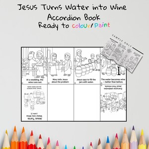 Può includere: Libro a fisarmonica in bianco e nero con illustrazioni che raffigurano la storia biblica di Gesù che trasforma l'acqua in vino. Il testo "Jesus Turns Water into Wine" e "Ready to colour/Paint" sono visibili. È incluso un libretto di esempio.
