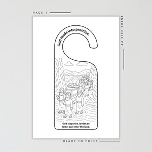 Pu&ograve; includere: Appendiabiti in bianco e nero con un'illustrazione biblica. L'immagine raffigura una processione di persone che trasportano una cassa, con il testo "Dio conduce nella promessa" e "Dio ferma il Giordano affinch&eacute; Israele possa entrare nella terra."