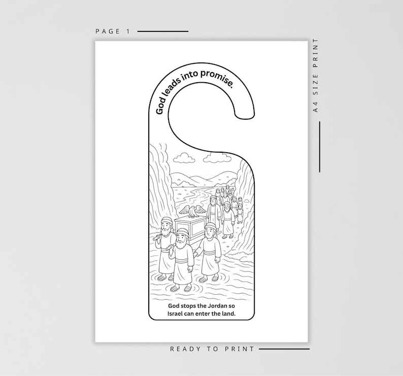 Pu&ograve; includere: Appendiabiti in bianco e nero con un'illustrazione biblica. L'immagine raffigura una processione di persone che trasportano una cassa, con il testo "Dio conduce nella promessa" e "Dio ferma il Giordano affinch&eacute; Israele possa entrare nella terra."