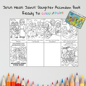 Op de afbeelding: Een accordeonboek getiteld "Jezus geneest de dochter van Jaïrus" met zwart-wit illustraties die klaar zijn om in te kleuren. De tekst "Ready to colour/Paint" staat boven de illustraties. Een klein voorbeeldboekje staat rechtsboven.
