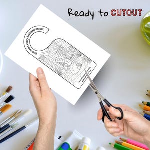 Puede incluir: Un colgador de puerta de papel blanco con una ilustraci&oacute;n en blanco y negro de una persona rezando. Se incluye el texto "Dios escucha cada oraci&oacute;n sincera" y "Ana reza con sinceridad, y Dios la escucha". Tambi&eacute;n se ven las palabras "Ready to CUTOUT".