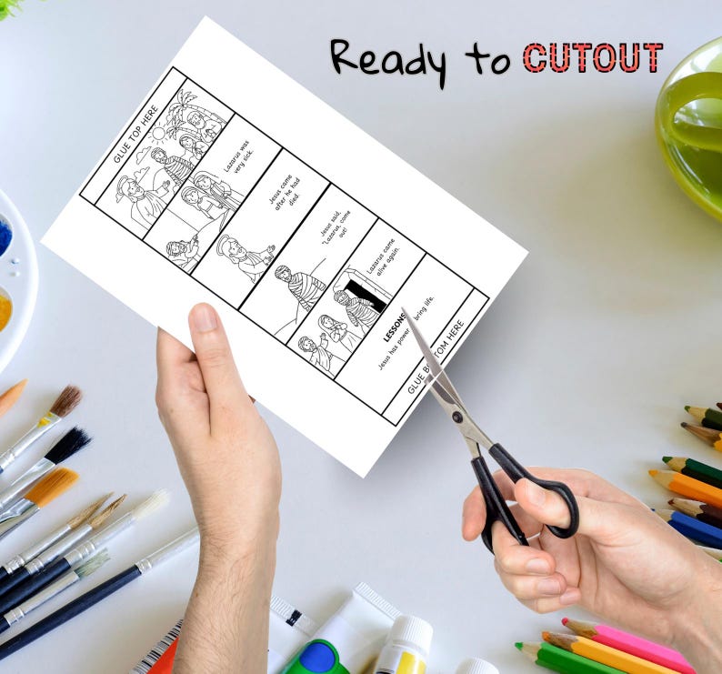 Puede incluir: Un papel blanco con una tira c&oacute;mica en blanco y negro est&aacute; siendo cortado con tijeras. El texto "Ready to CUTOUT" est&aacute; escrito en negro y rojo. Pinceles y l&aacute;pices de colores est&aacute;n en el fondo.