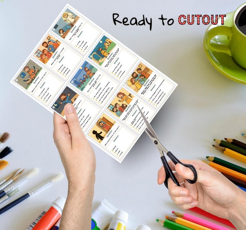 Op de afbeelding: Een vel met ge&iuml;llustreerde flashcards wordt met een schaar geknipt. De flashcards bevatten vragen en antwoorden. De tekst "Ready to CUTOUT" staat bovenaan gedrukt. Een groene mok en kleurpotloden staan op de achtergrond.