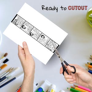 Pu&ograve; includere: Un foglio di carta bianco con una striscia illustrata in bianco e nero viene tagliato con le forbici. La striscia presenta disegni di persone. Il testo "Ready to CUTOUT" &egrave; scritto nella parte superiore della carta.