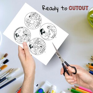 Puede incluir: Una hoja de papel con cuatro ilustraciones circulares que representan escenas b&iacute;blicas, incluido Jes&uacute;s. El texto "Ready to CUTOUT" est&aacute; en la parte superior. Las tijeras est&aacute;n a punto de recortar las ilustraciones. Pinceles y l&aacute;pices de colores en el fondo.
