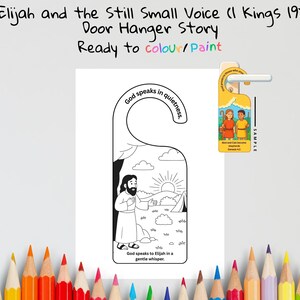 K&ouml;nnte beinhalten: Ein schwarz-wei&szlig;er T&uuml;rh&auml;nger mit dem Text "Elijah and the Still Small Voice (I Kings 19) Door Hanger Story Ready to colour/Paint." Der H&auml;nger zeigt eine biblische Szene mit dem Text "Gott spricht in Stille" und "Gott spricht zu Elia in einem sanften Fl&uuml;stern."