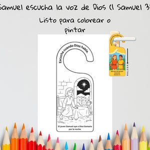May include: A black and white printable door hanger colouring page featuring a scene of Samuel in bed with the text 'Escucha cuando Dios habla' and 'El joven Samuel oye a Dios llamarlo por la noche'. Includes a small coloured sample door hanger.