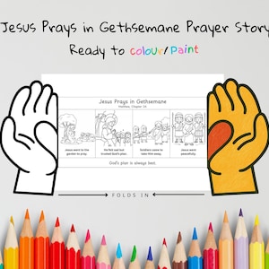 Op de afbeelding: Een kleurplaat met de tekst "Jesus Prays in Gethsemane Prayer Story" en "Ready to colour/Paint". De pagina heeft drie panelen die een bijbelse scène uitbeelden, met tekst eronder. Een rij kleurpotloden staat onderaan.