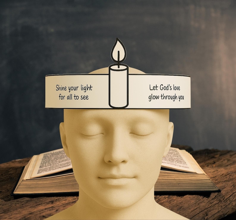 Puede incluir: Una diadema blanca con una ilustraci&oacute;n de vela negra y el texto "Shine your light for all to see" en el lado izquierdo y "Let God's love glow through you" en el lado derecho.