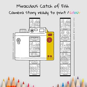 Puede incluir: Ilustración en blanco y negro de una cámara con un acento amarillo, que presenta una historia de la "Pesca Milagrosa". El texto "Camera story ready to print / colour" se muestra encima de la cámara. Incluye historia de película y cámara.