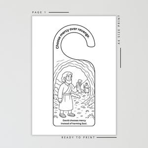 以下が含まれることがあります： 聖書のイラストが描かれた白黒のドアハンガー。画像には、布を持っているローブを着た男性が描かれており、「復讐よりも慈悲を選びなさい」と「ダビデはサウルを傷つける代わりに慈悲を選びます」というテキストが書かれています。
