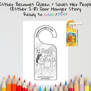 K&ouml;nnte beinhalten: Ein wei&szlig;er T&uuml;rh&auml;nger mit einer Schwarz-Wei&szlig;-Illustration, die eine biblische Szene darstellt. Der Text "Esther Becomes Queen / Saves Her People" und "Ready to colour/Paint" sind sichtbar. Ein kleinerer, farbiger T&uuml;rh&auml;nger ist ebenfalls vorhanden.