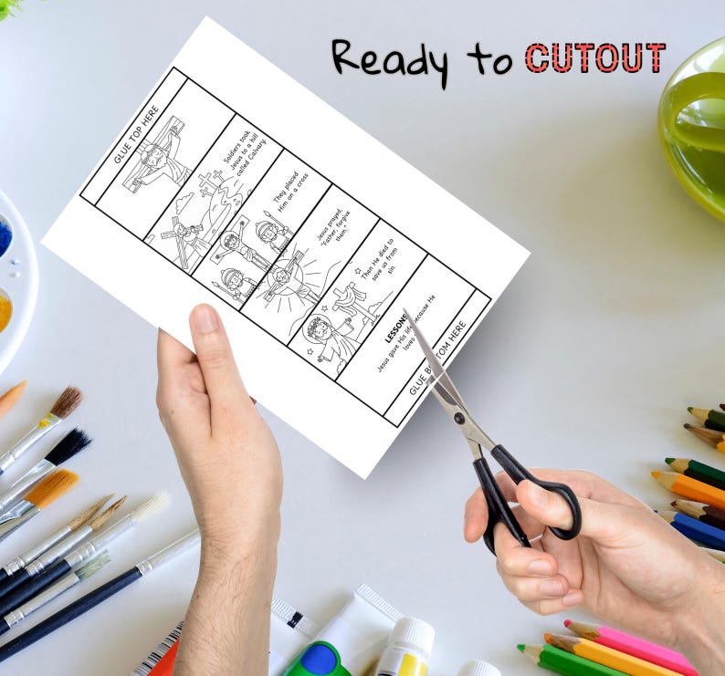 Peut inclure: Une feuille de papier illustr&eacute;e en noir et blanc sur le th&egrave;me religieux est coup&eacute;e avec des ciseaux. Le papier porte le texte "Ready to CUTOUT" et "GLUE TOP HERE". Les illustrations repr&eacute;sentent des sc&egrave;nes de la Bible.
