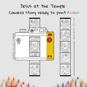 Op de afbeelding: Een wit en geel ge&iuml;llustreerde camera met de tekst "Jezus in de tempel" en "Camera story ready to print / colour". De camera bevat filmstrips met zwart-wit illustraties van een religieus verhaal.
