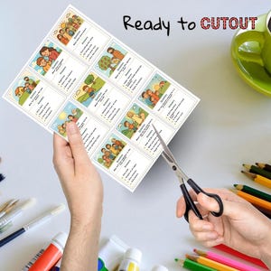 Pu&ograve; includere: Una persona sta ritagliando delle carte illustrate con le forbici. Le carte presentano domande e risposte con disegni colorati di persone e scene. Il testo "Ready to CUTOUT" &egrave; scritto in alto sul foglio.