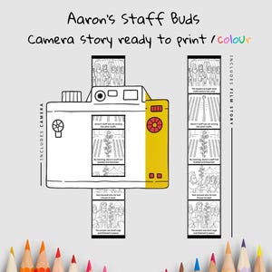 Könnte beinhalten: Eine weiß-gelbe illustrierte Kamera mit dem Text "Aaron's Staff Buds" und "Camera story ready to print / colour". Die Kamera enthält einen Filmstreifen mit Illustrationen und Text. Enthält Kamera und Filmgeschichte.