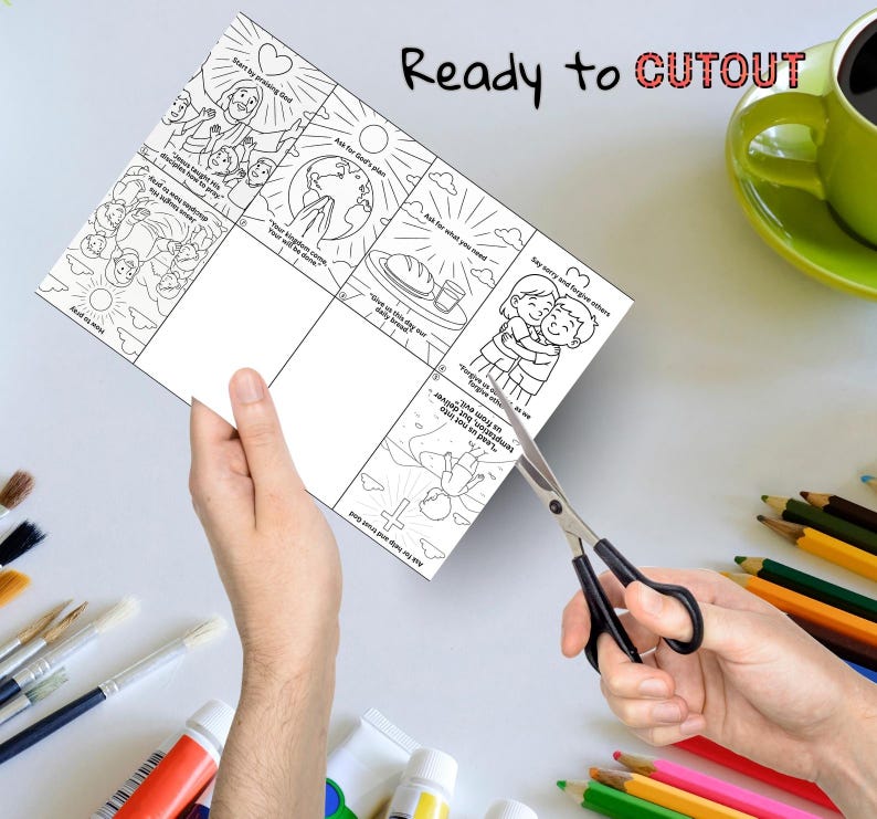 Pu&ograve; includere: Un foglio di attivit&agrave; illustrato in bianco e nero con versetti e immagini bibliche, tenuto tra le mani di una persona. Il foglio viene tagliato con le forbici. Le parole "Ready to CUTOUT" sono stampate in alto.
