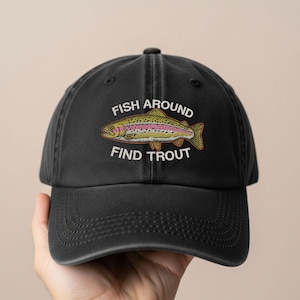 Gorra de béisbol clásica con bordado de pez alrededor para encontrar trucha, divertida gorra de papá pescador, bordado de pesca con mosca, regalo para él, gorra de algodón lavado
