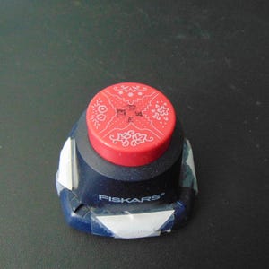 Friskars Scrapbook Floral Metal Hole Punch