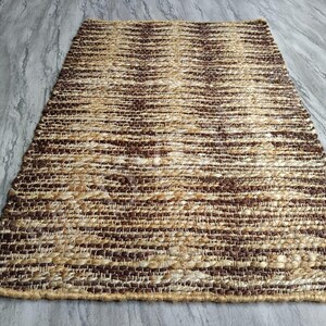 Tappeto in iuta naturale intrecciato a mano marrone e beige per arredamento boho, tappeto in iuta neutro in stile ecologico per case eco-consapevoli